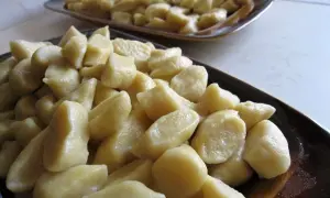 Gotowe kopytka na talerzu, idealne do podania. Pyszny przepis na kopytka czeka!
