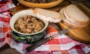 Tradycyjny bigos babci, pachnący kapustą i mięsem, podany z chlebem. Idealny przepis na polskie danie.