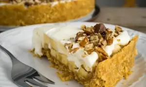 Pyszny kawałek fit banoffee z bananami, bitą śmietaną i orzechami. Idealny deser dla dbających o linię.