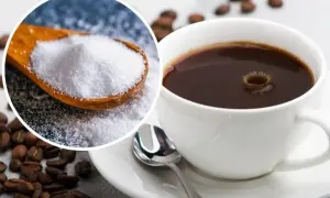 Kawa z solą – na łyżce biały proszek, obok ziarna kawy i biała filiżanka z napojem, w którym widać kroplę.