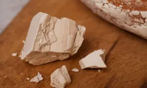 Kawałki świeżych drożdży na desce. Zastanawiasz się, czy przeterminowane drożdże mogą zaszkodzić? Zwykle nie, ale tracą moc.