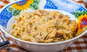 Młoda kapusta z koperkiem, jak u babci. Pyszny, domowy przepis na danie, które zawsze smakuje wyśmienicie.