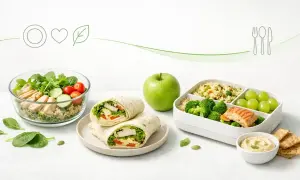 Idealny makaron na zimno do pracy: wrap z kurczakiem i warzywami, sałatka z komosą ryżową, jabłko i lunchbox z łososiem, brokułami i winogronami.