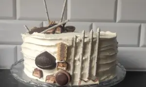 Pyszny tort z chrupką, udekorowany batonikami, czekoladkami i wafelkami. Idealny na każdą okazję!