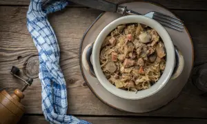 Tradycyjny bigos w glinianym naczyniu, gotowy do podania. Idealny na zimę, a ile gotować bigos, by był pyszny? Długo!