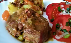 Pyszna pręga wołowa w sosie z warzywami, podana z ziemniakami i pomidorami. Idealny przepis na obiad.