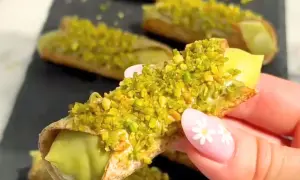 Chrupiące rurki wypełnione kremowym nadzieniem, obficie posypane zielonymi, aromatycznymi pistacjami. Te cannoli pistacjowe wyglądają niezwykle apetycznie.