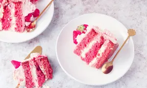 Pyszny tort śmietankowo truskawkowy z kawałkami owoców i kremem. Idealny na deser.
