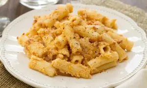 Penne po włosku z kremowym sosem i kawałkami boczku, posypane parmezanem i pieprzem.