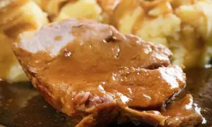Soczysty karczek w sosie własnym, podany z purée ziemniaczanym. Pyszne danie obiadowe.