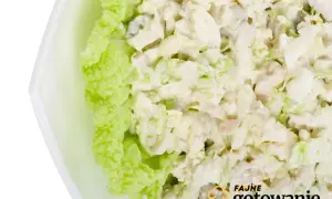 Pyszna chińska surówka z kapusty pekińskiej, kremowa i chrupiąca, idealna na lekki posiłek.