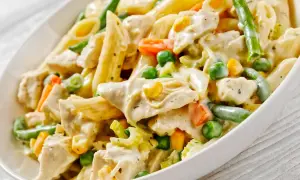Penne z kurczakiem i warzywami w kremowym sosie. Idealny pomysł na prosty obiad, który zadowoli każdego.
