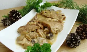 Karkówka w sosie grzybowym, podana z gałązkami iglaków i szyszkami, wygląda apetycznie.