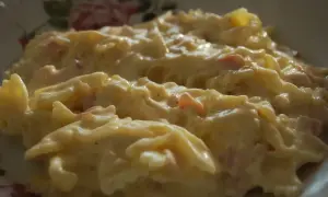 Pyszny makaron wstążki w kremowym sosie z kawałkami szynki. Idealny na szybki obiad, szukajcie przepisów!