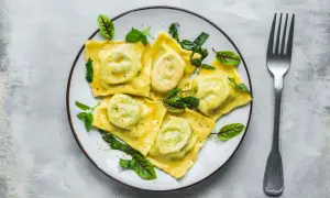 Pyszne ravioli z zielonym nadzieniem, udekorowane listkami. Idealny przepis na obiad.