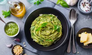 Pyszny piątkowy obiad bez mięsa: spaghetti z pesto, świeżą bazylią, orzeszkami pinii i parmezanem. Idealny na lekki posiłek.
