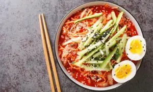 Pyszne koreańskie noodle w pikantnym sosie, z ogórkiem, jajkiem i sezamem. Idealne na szybki posiłek.