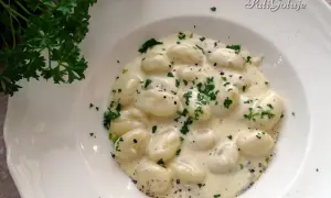 Puszyste gnocchi z gorgonzolą w kremowym sosie, posypane świeżą natką pietruszki. Idealne danie dla miłośników włoskich smaków.