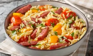 Pyszne danie z makaronem orzo, pomidorkami, papryką i kiełbasą. Idealny orzo przepis na szybki obiad.