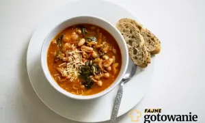 Zupa toskańska przepis: sycąca zupa z fasolą, szpinakiem i startym parmezanem, podana z chlebem.