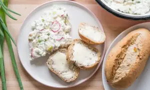 Pyszna pasta z twarogu z rzodkiewką i szczypiorkiem, idealna do smarowania pieczywa. Świetny pomysł, co zrobić z twarogu na śniadanie.