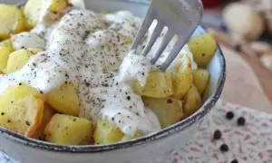 Ziemniaki z sosem śmietanowym i pieprzem, jak spaghetti z pieprzem. Widelec nabiera porcję ziemniaków.