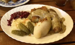 Pyszne kartacze Supraśl z sosem, kiszoną kapustą, buraczkami i ogórkami.