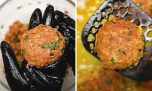 Ręka w czarnej rękawiczce formuje okrągłe kotlety z tuńczyka z zielonymi ziołami. Kolejny kotlet jest wyjmowany z gorącego oleju.