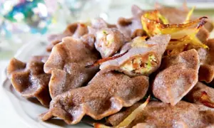 Pyszne pierogi z tofu i warzywami, podane z chrupiącą cebulką. Idealne na wigilijny stół.