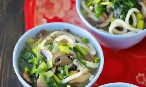 Aksamitne zupy japońskie z makaronem udon, grzybami shiitake i zieloną cebulką. Pyszne danie na chłodne dni.