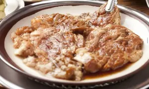 Soczyste skrzydełka w miodzie, gotowe do grillowania. Mięso jest błyszczące od marynaty, zapowiada się pyszny posiłek.