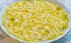 Pyszne kluski do zupy grzybowej, delikatne i domowe, pływające w aromatycznym bulionie.