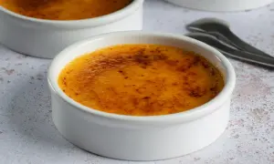 Dwa białe naczynia z pyszną, skarmelizowaną górą, idealne na deser crema catalana.