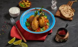 Aksamitne dania z szafranem: soczyste udka kurczaka w aromatycznym sosie z warzywami, podane z plackami naan i jogurtem.
