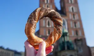 Obwarzanek krakowski z makiem i sezamem, idealny na przekąskę. Ile kcal ma obwarzanek? Zależy od dodatków!