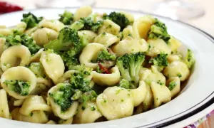 Pyszne makaron orecchiette z brokułami, doprawione czosnkiem i chili. Idealne danie na szybki obiad.