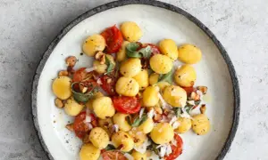 Gnocchi z pomidorkami, szałwią i orzechami. Idealny przepis z czym podawać, by zachwycić smakiem.