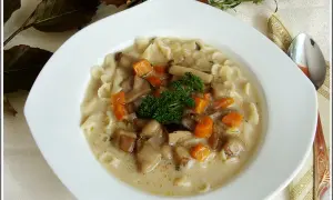 Aksamitna zupa borowikowa z makaronem i marchewką. Idealny przepis na jesienne dni.