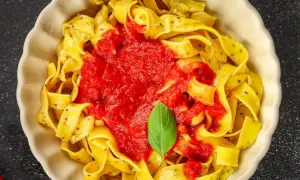 Pappardelle z sosem pomidorowym i bazylią. Pyszna propozycja, co można zjeść z makaronem.
