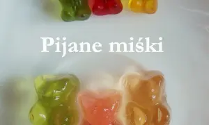 Kolorowe żelki z alkoholem w kształcie misiów, niektóre lekko rozpuszczone, tworzą słodką i odurzającą kompozycję.