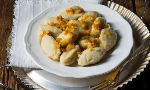Pyszne kluski śląskie z okrasą, idealne na obiad. Czas gotowania pierogów to chwila, ale te kluski to prawdziwy przysmak!