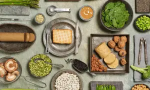 Szukasz czym zastąpić imbir? Na zdjęciu składniki roślinne: fasola, groch, orzechy, migdały, tempeh, tofu, szpinak, brokuły, szparagi, grzyby, kukurydza, czosnek, sezam, soczewica, ryż.