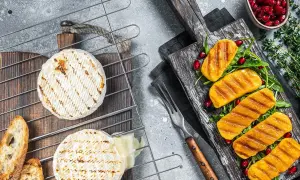 Ser camembert na grillu, rozpływający się z bagietką i grillowane dynie z granatem. Idealny jaki ser na grilla.