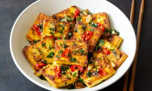 Złocisty, chrupiący tofu zmieniające życie, posypane chili, czosnkiem i sezamem. Pyszne danie, które odmieni Twoje spojrzenie na roślinne jedzenie.