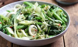 Zielony, chrupiący pak choi z sezamem i chili. Idealny do szybkich dań, inspiracja do pak choi przepisów.