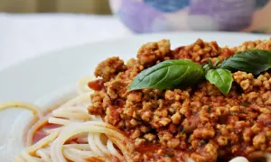 Pyszne spaghetti bolognese z pomidorów, z aromatycznym mięsem mielonym i świeżą bazylią. Idealne na obiad.
