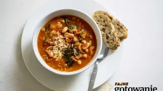 Zupa toskańska przepis: sycąca zupa z fasolą, szpinakiem i startym parmezanem, podana z chlebem.