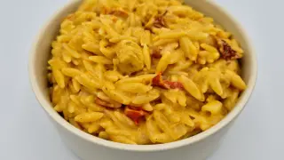 Kremowe danie z makaronem orzo, kurczakiem i suszonymi pomidorami. Idealne na szybki obiad, oto prosty orzo przepis.