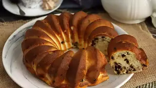 Puszyste ciasto ze skyrem i kawałkami czekolady, upieczone w formie z kominem. Idealne na podwieczorek z herbatą.