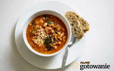 Zupa toskańska przepis: sycąca zupa z fasolą, szpinakiem i startym parmezanem, podana z chlebem.